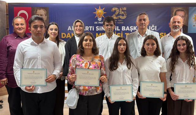 AK Parti’ye katılan gençlere rozet ve belgeleri takdim edildi