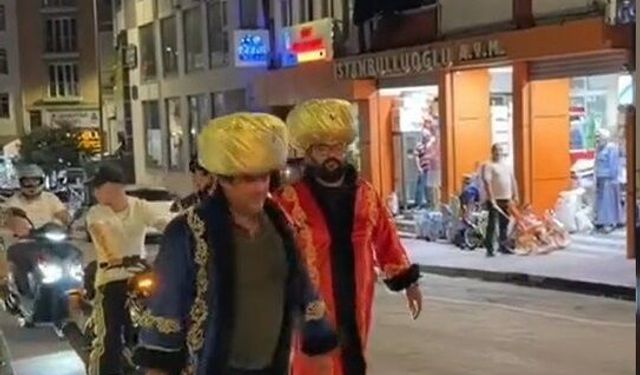 Mehter marşlı padişah yürüyüşü ilgi çekti