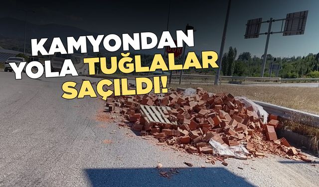 Kamyondan yola saçılan tuğlalar tehlike oluşturdu