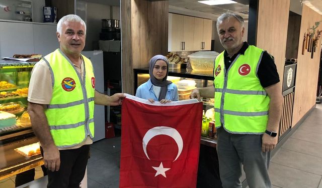 THK Sinop, 30 Ağustos öncesi esnafa Türk Bayrağı dağıttı