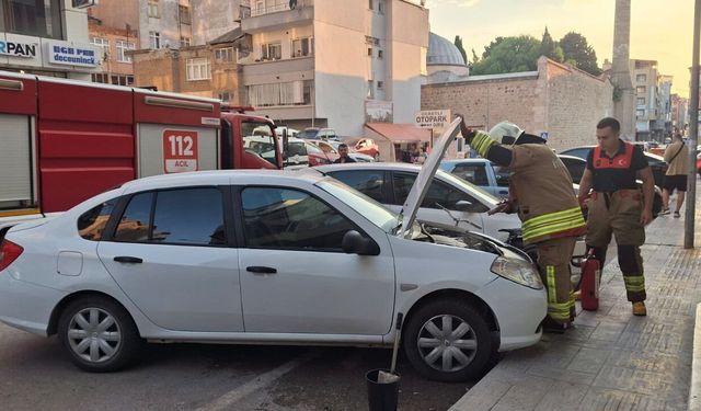 Seyir halindeki araçtan yükselen duman korkuttu