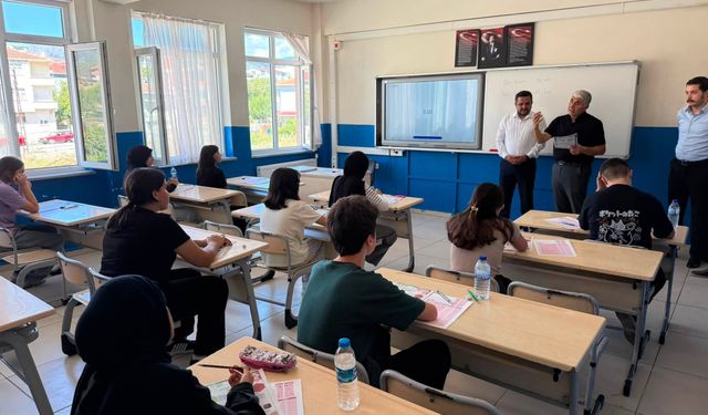 Öğrenciler kitap okuma yarışmasında ter döktü