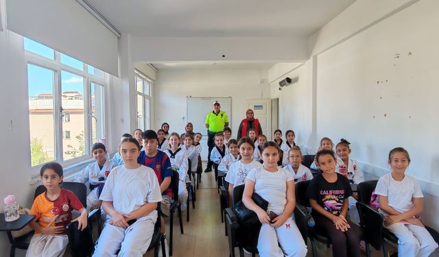 Erfelek Gençlik Merkezi’nde taekwondo öğrencilerine trafik eğitimi