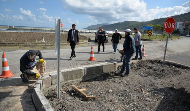 Türkeli Sahil Çevre Yolu’nda çalışmalar yerinde incelendi