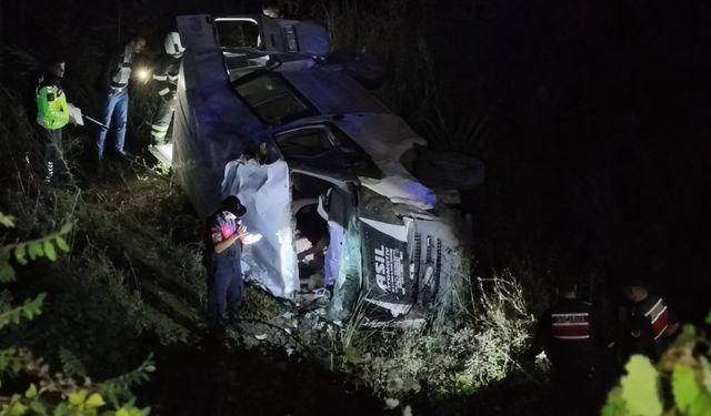 Devrilen minibüsteki 2 kişi yaralandı