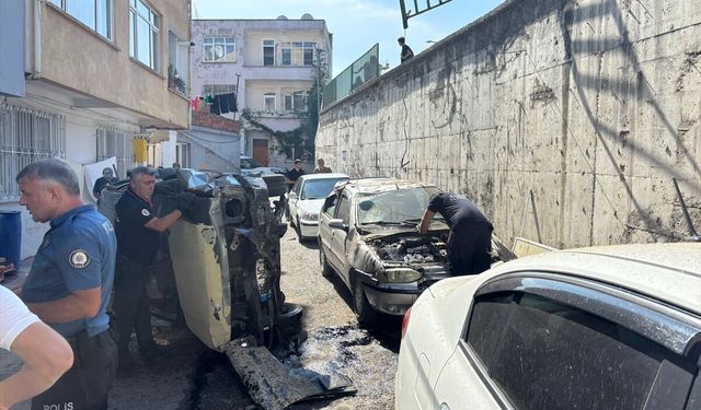 İstinat duvarından araçların üzerine düşen pikaptaki 2 kişi yaralandı