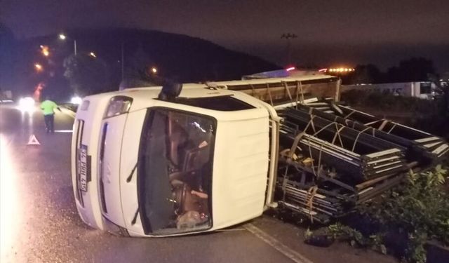 Kamyonetle çarpışan otomobildeki 4 kişi yaralandı