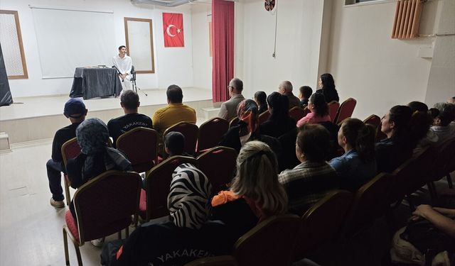 Kanser tedavisi sürecinde yazdığı tiyatroyu sahneye taşıdı