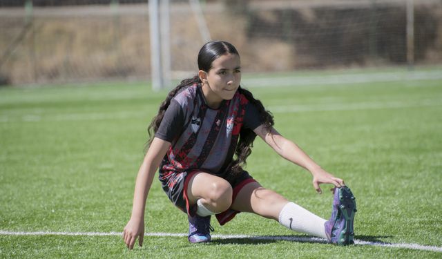 Kardeşinin desteğiyle futbola başlayan Elif Ada, Giresun Sanayispor'da