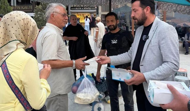 Merzifon'da toz nedeniyle vatandaşlara maske dağıtıldı