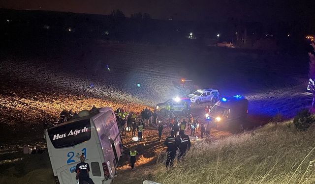 Otobüs tarlaya girdi: 24 kişi yaralandı