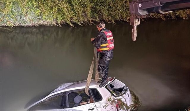 Otomobil sulama kanalında devrildi, 2 kişi öldü