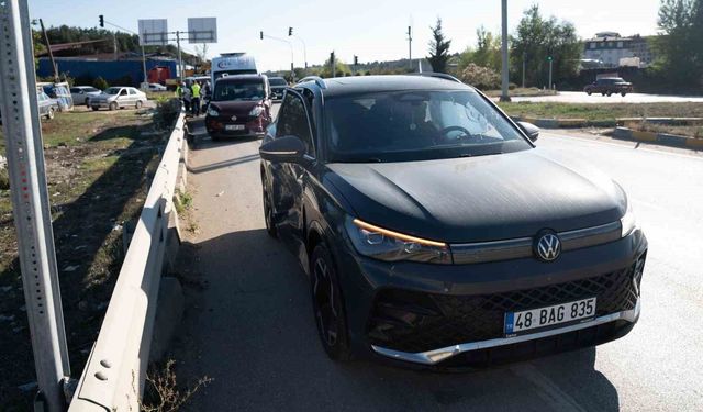Cip ile hafif ticari araç çarpıştı: 2 yaralı