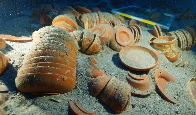 Denizde 2 bin 100 yıllık sofra takımı bulundu