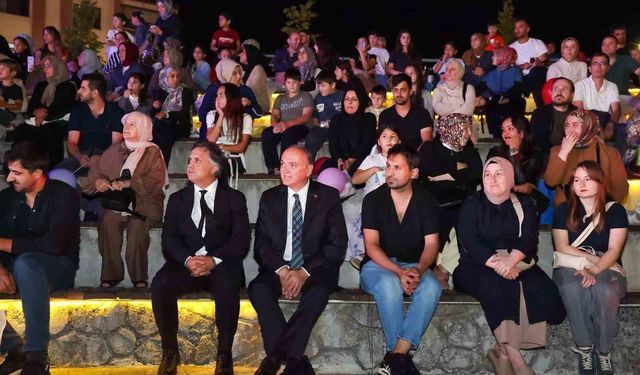 Dere kenarında açık hava sineması