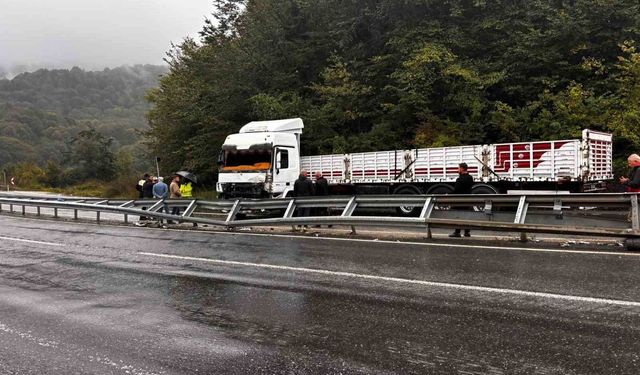 Düzce D-655 karayolunda tır yolu trafiğe kapattı