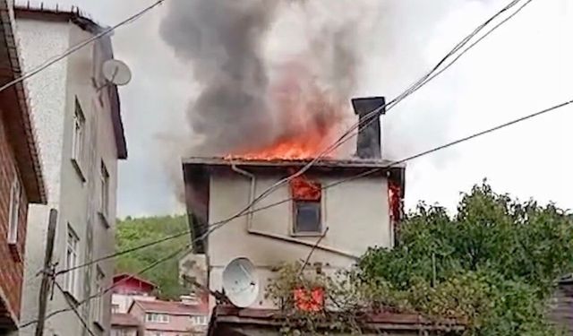 İki katlı ev alev alev yandı