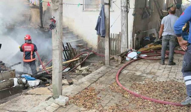 İki katlı evde çıkan yangın paniğe neden oldu