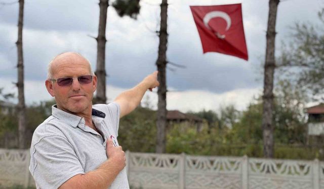 İş makinesinin üzerine çıkıp Türk bayrağını düzeltti