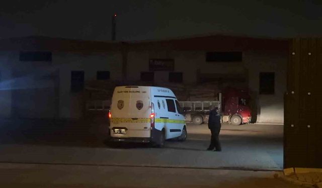 Makineye sıkışan işçi hayatını kaybetti