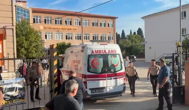 Manisa'da okul önünde silahlı saldırı