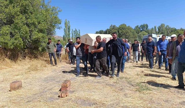 Öldürülen genç kadın toprağa verildi