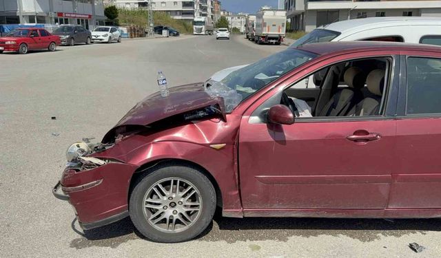 Otomobil ile hafif ticari araç çarpıştı