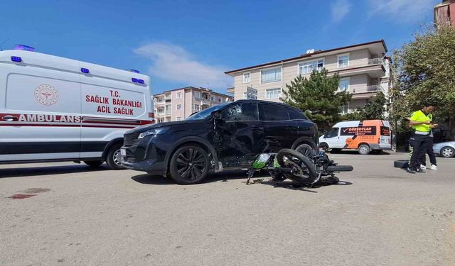 Otomobil ile motosiklet çarpıştı: 1 ağır yaralı
