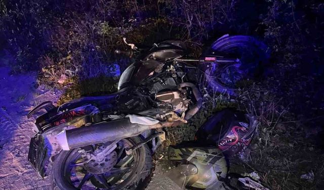 Otomobil ve motorsiklet kafa kafaya çarpıştı