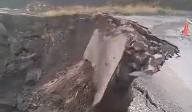 Sağanak sonrası çöken yol kamerada