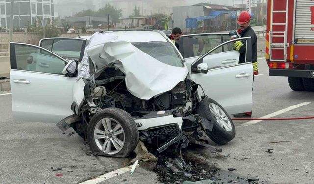 SUV araç direğe çarptı: 1 ölü, 3 yaralı