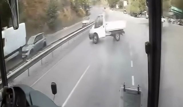 Virajı alamayan kamyonet spin attı