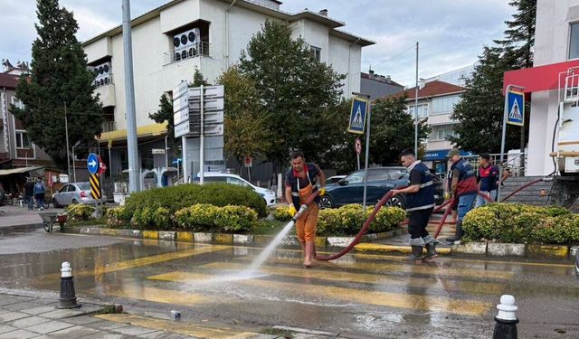 Ayancık’ta sağanak sonrası temizlik çalışmaları başladı!
