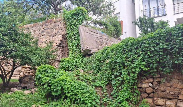 Sinop’ta bir duvarda çökme tehlikesi