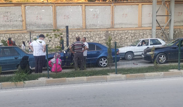 Üç araç birbirine girdi