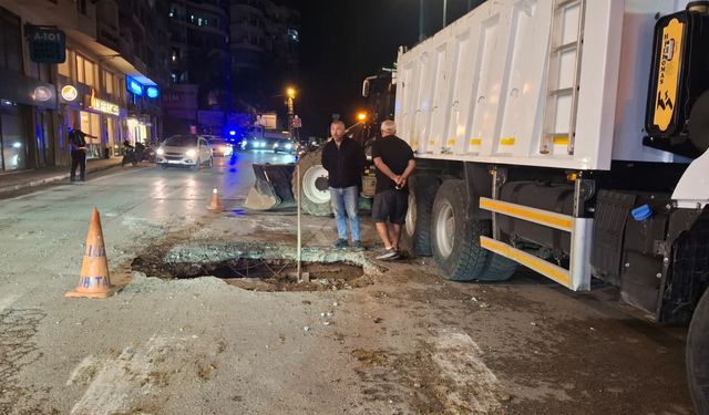 Sinop’un işlek caddesinde yağış sonrası yol çöktü