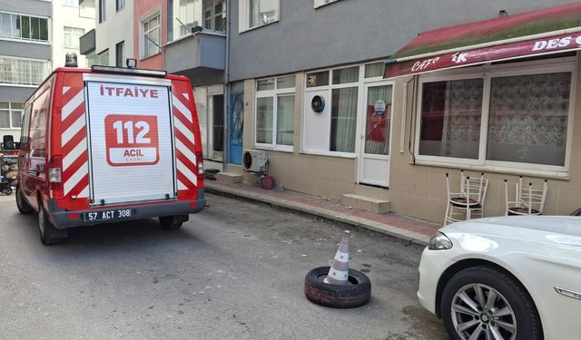 Sinop'ta fırtına nedeniyle çatıdan taş parçaları düştü