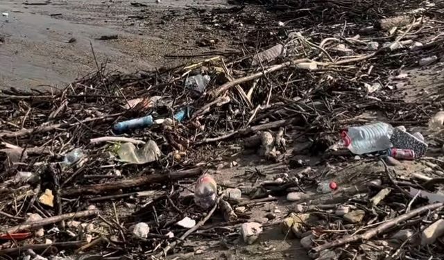 Yağış sonrası sahilde çöp kirliliği oluştu