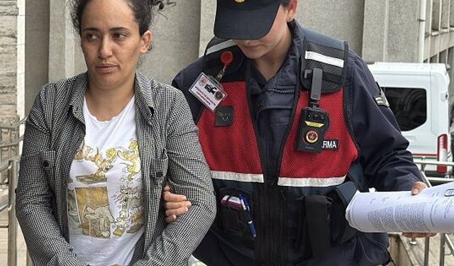 Kızlarını zincirle bağladığı iddia edilen anne ve baba adliyede