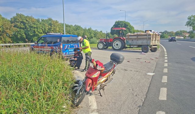Traktörle çarpışan motosikletin sürücüsü yaralandı
