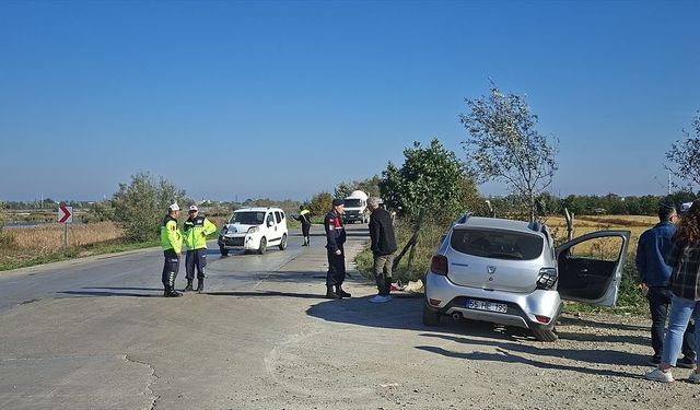Hafif ticari araçla otomobilin çarpıştığı kazada 3 kişi yaralandı