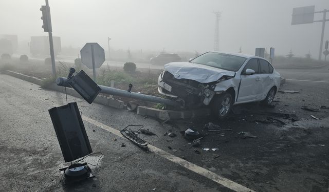 İki otomobil çarpıştı, 3 kişi yaralandı