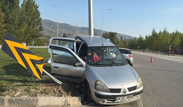 İki otomobilin çarpıştığı kazada 4 kişi yaralandı