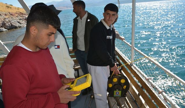 Öğrencilere su altı robotu kullanma eğitimleri devam ediyor