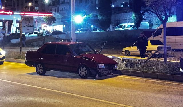 Otomobil refüjdeki ağaca çarptı: 1 yaralı