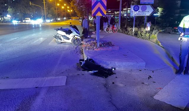 Otomobille motosikletin çarpıştığı kazada 1 kişi yara aldı
