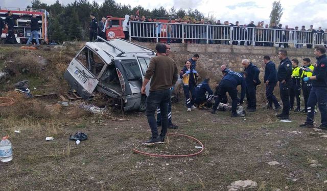 Araç şarampole uçtu: 1 kişi öldü, 2'si ağır 4 yaralı