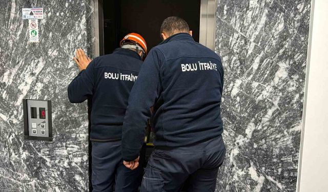 Asansörde mahsur kalan çifti itfaiye kurtardı