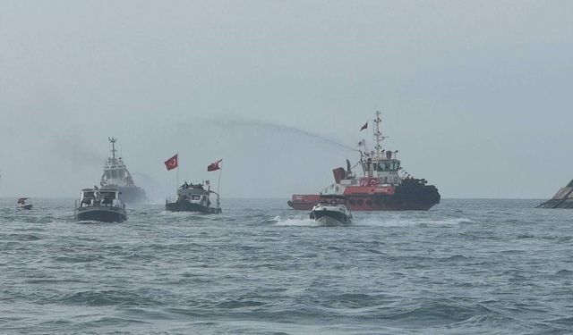 Cumhuriyet Bayramı'na özel deniz gösterisi