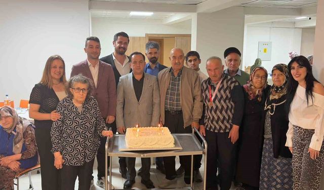 Huzurevi sakinleriyle yaş pasta kesildi